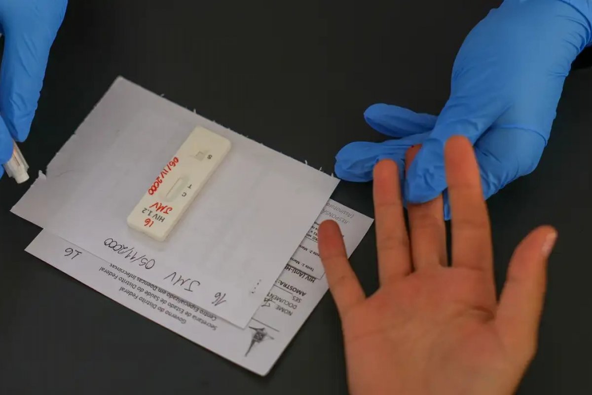 Brasil é vetado de fabricar genérico de injeção contra HIV; preço ameaça acesso pelo SUS