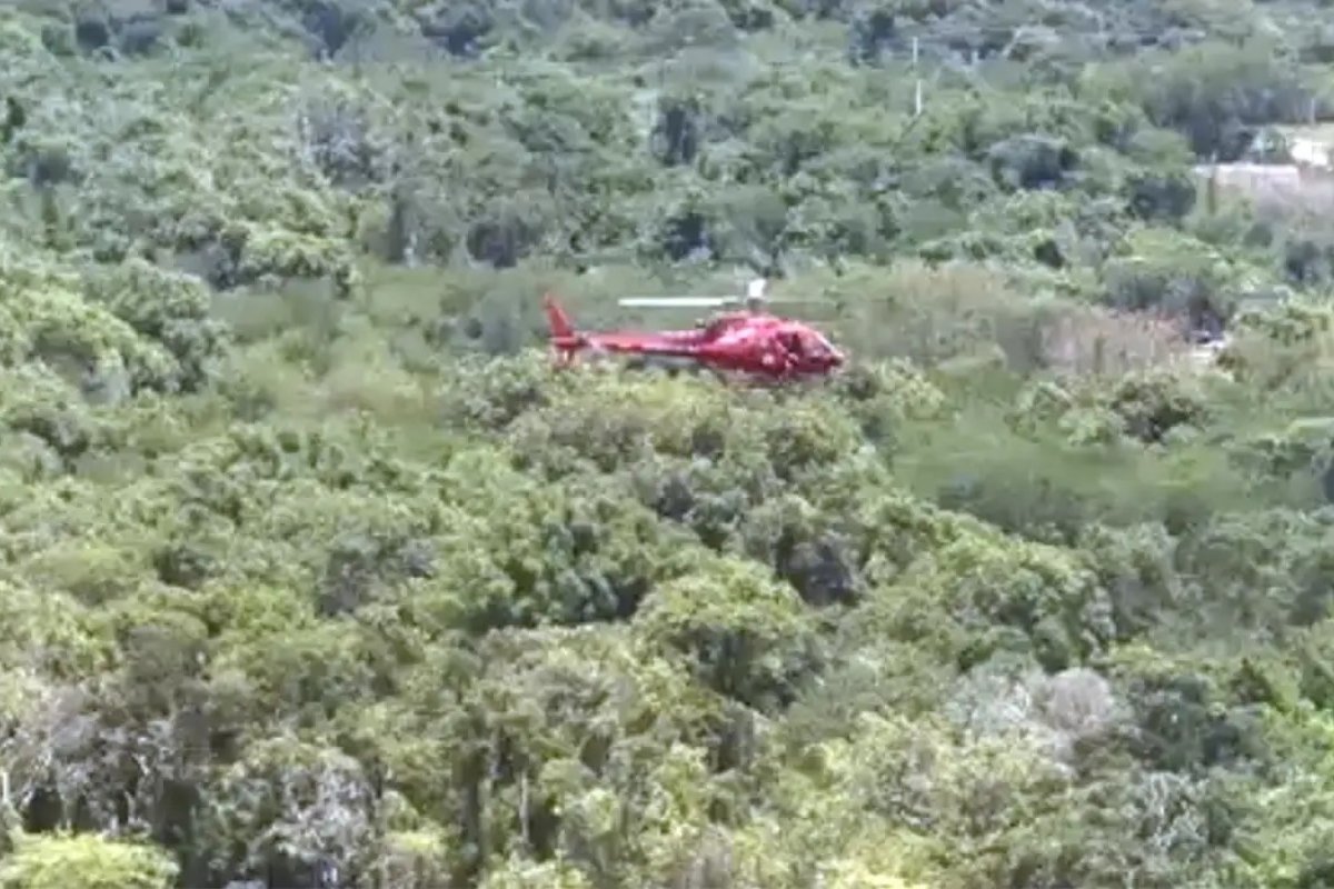 Três pessoas morrem após queda de helicóptero na zona oeste do Rio