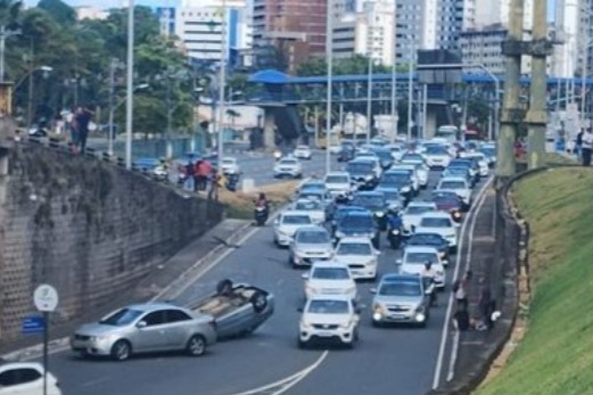 GRAVE: Carro capota na Avenida Tancredo Neves e deixa trânsito lento