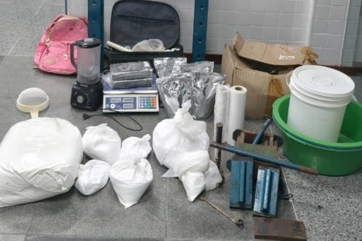 PM desmonta laboratório de drogas e apreende mais de 40 kg de cocaína no interior 