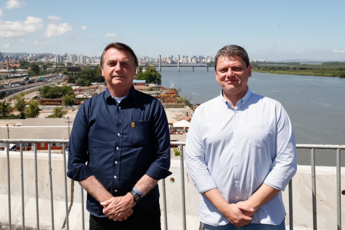Defesa de Bolsonaro pede autorização ao STF para visita de Tarcísio na Papudinha
