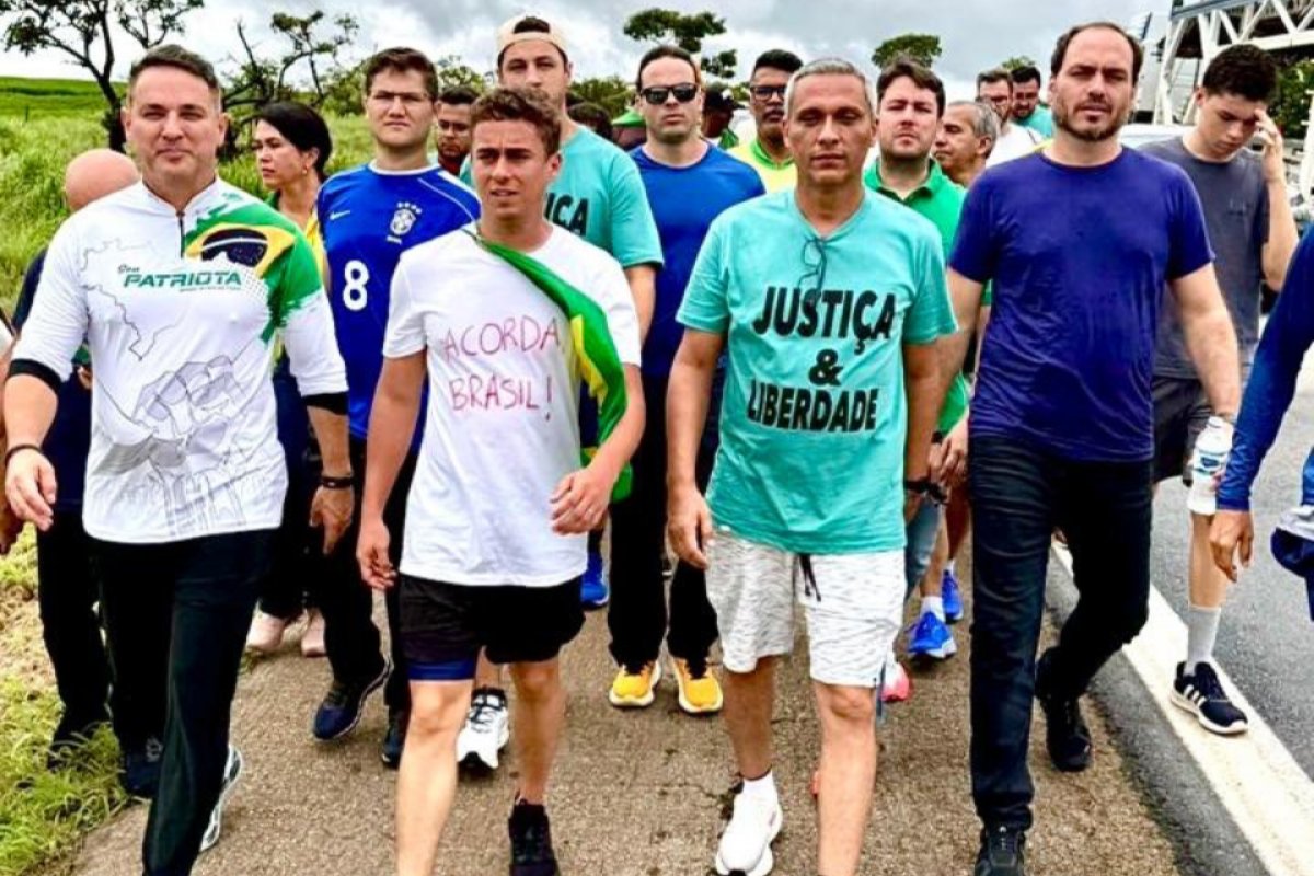 Líder da oposição na Câmara participa de caminhada com Nikolas Ferreira
