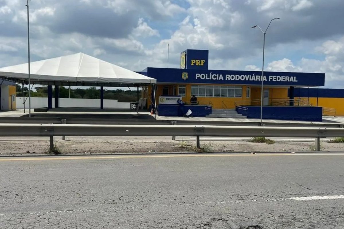 Mulher morre atropelada após tentar saquear carga de veículo tombado na Bahia