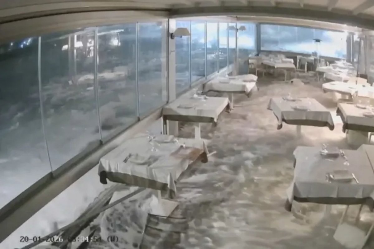 Vídeo: onda invade restaurante à beira-mar no sul da Itália durante passagem de ciclone