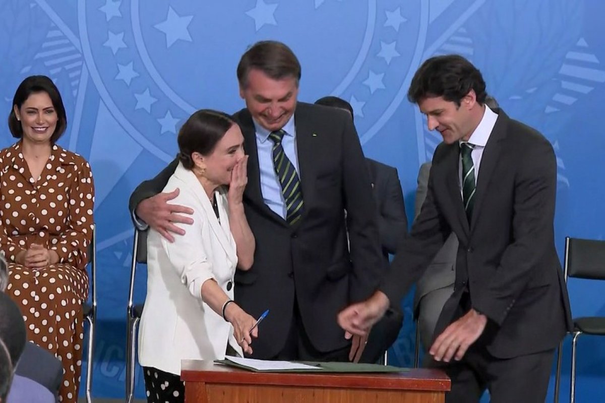 "Meu objetivo aqui é pacificar", diz Regina Duarte durante sua posse no Palácio do Planalto nesta quarta 