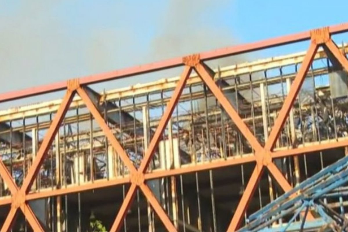 Incêndio atinge prédio do antigo Centro de Convenções de Salvador, no bairro do Stiep 