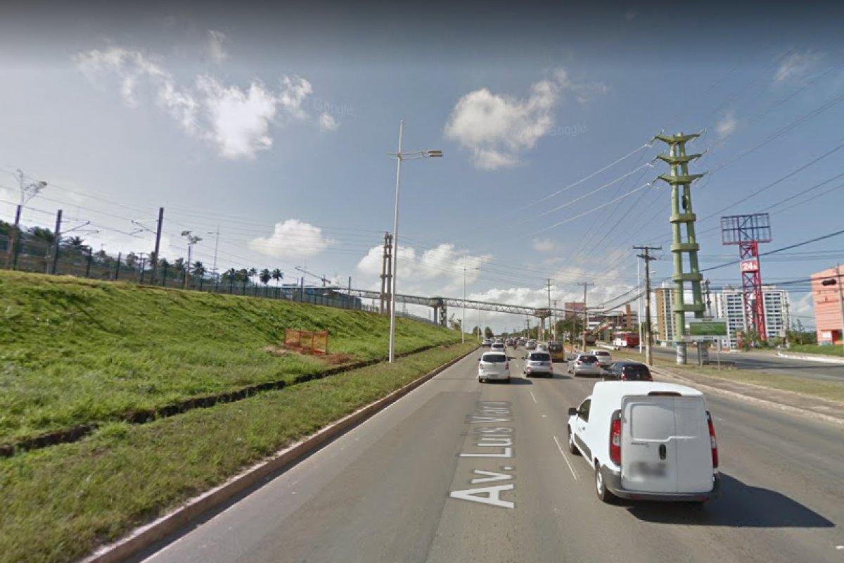 Trânsito é bastante intenso na Avenida Paralela por conta de um suicídio no bairro do Imbuí