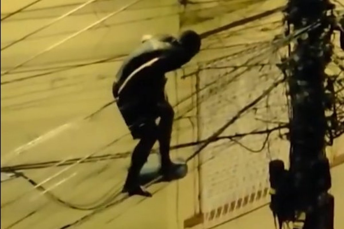 VÍDEO: Homem é flagrado em cima de poste roubando fios, em Belo Horizonte
