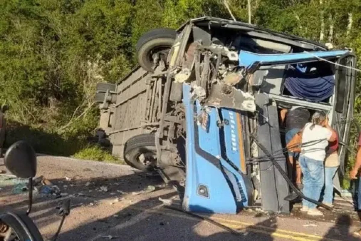 Acidente entre ônibus e caminhão deixa dois mortos e 22 feridos no sudoeste da Bahia