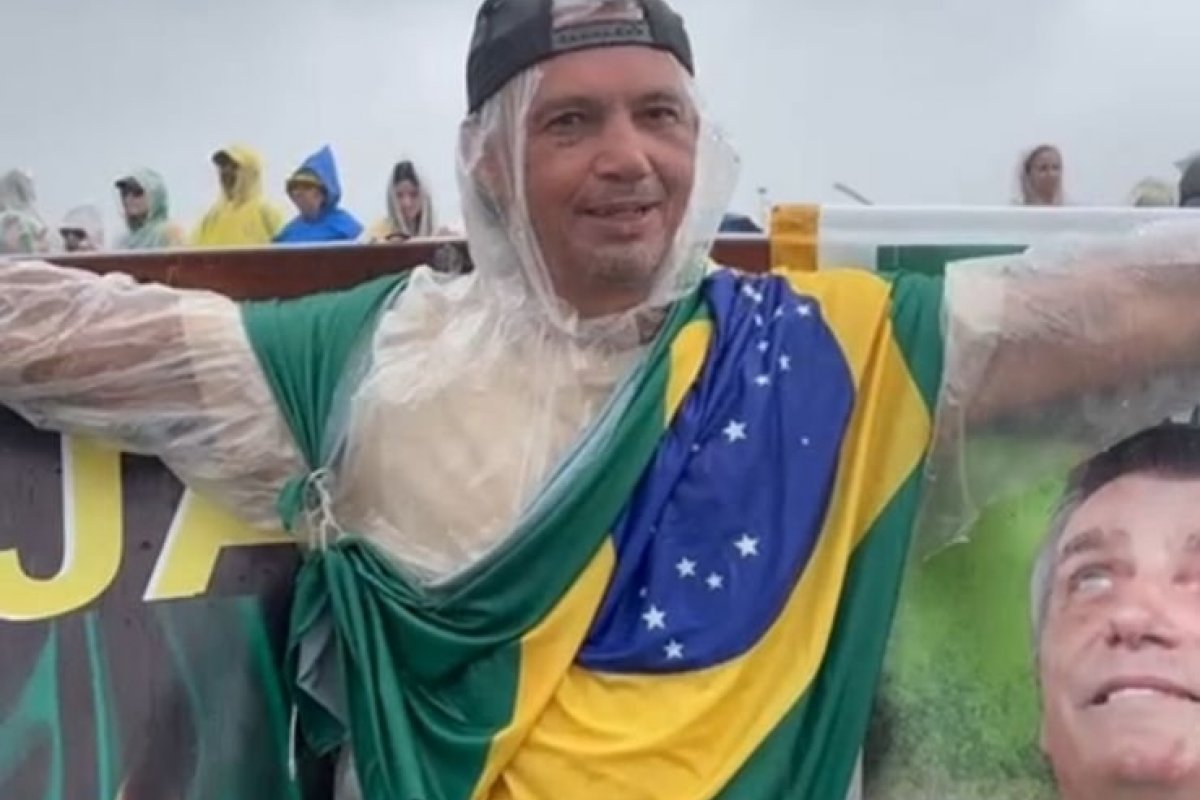 Vídeo: 'Eu não vou embora', diz apoiador de Nikolas Ferreira durante protesto em Brasília 
