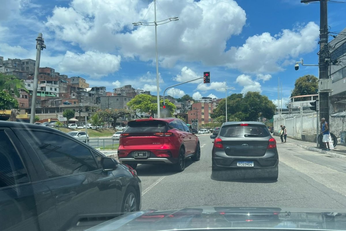 Carros da comitiva de Jerônimo Rodrigues são flagrados cometendo grave infração de trânsito