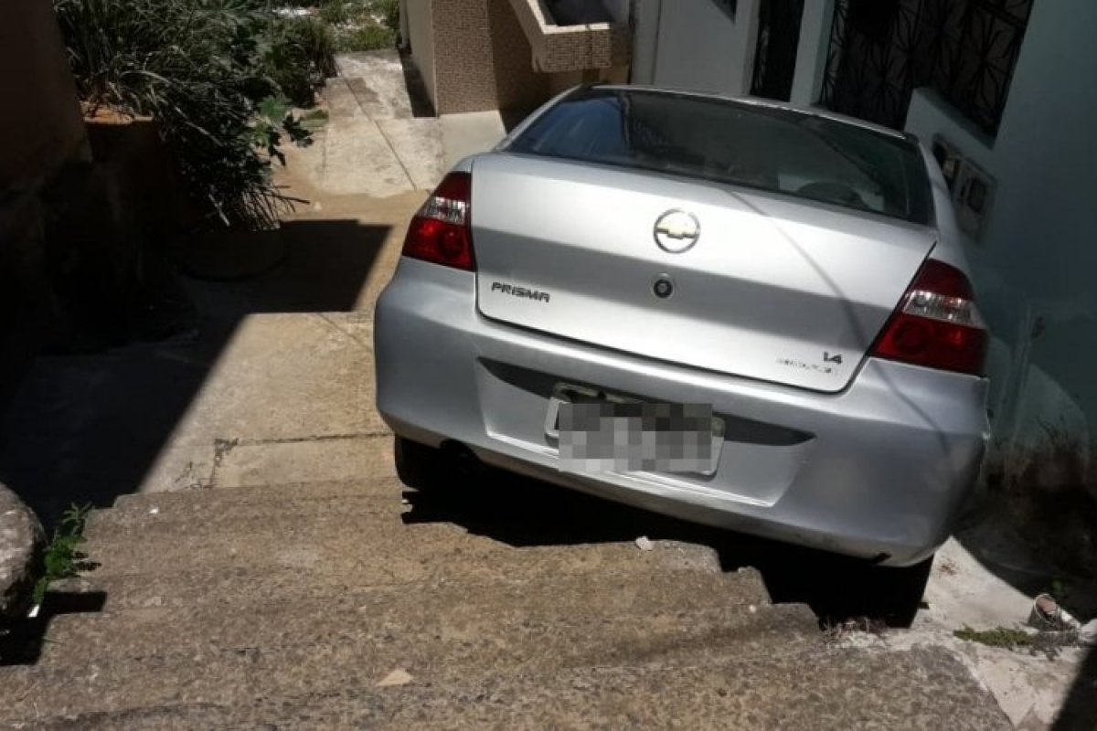 Carro cai em escadaria na Federação 