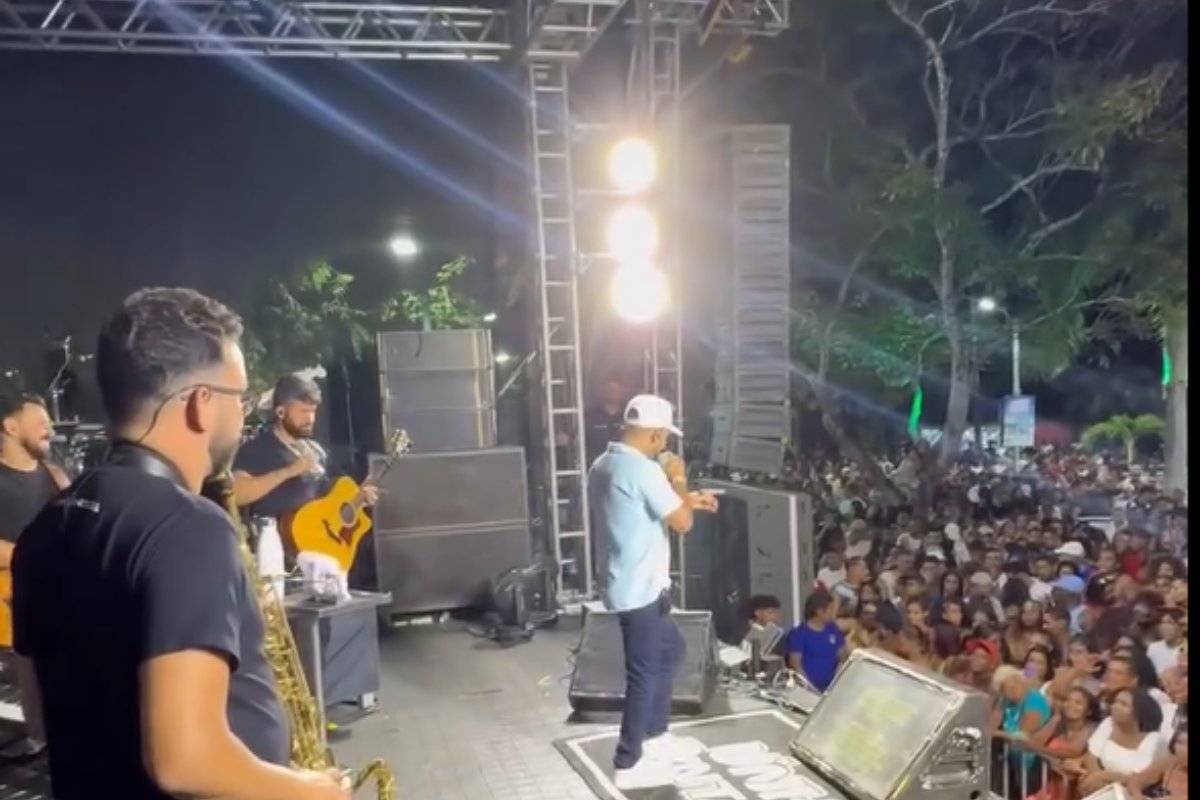 Vídeo: Cantor Unha Pintada deixa palco durante show devido a dor de barriga
