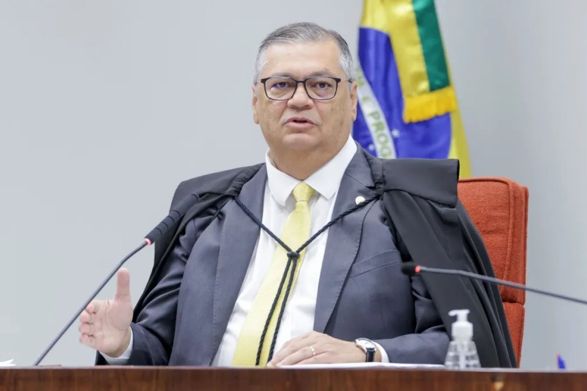 Flávio Dino barra ação contra renovação automática da CNH no STF