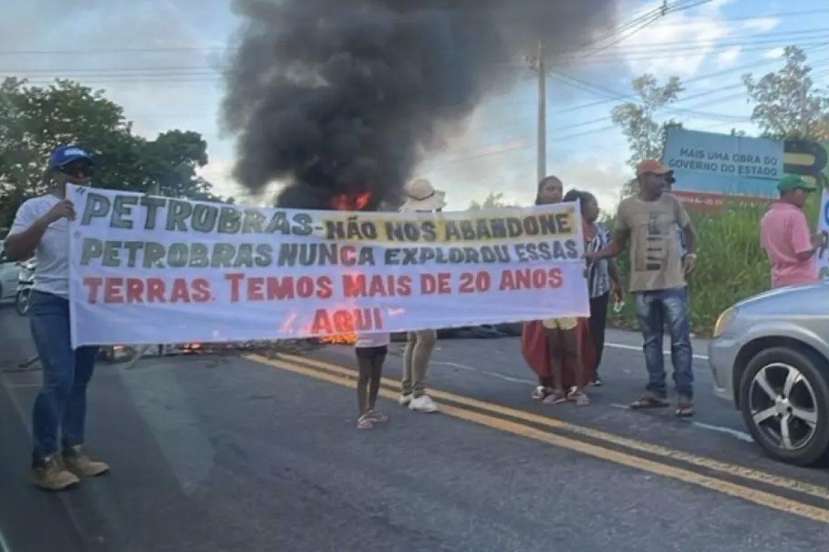 Manifestantes bloqueiam pista entre Candeias e Madre de Deus em protesto contra Acelen 