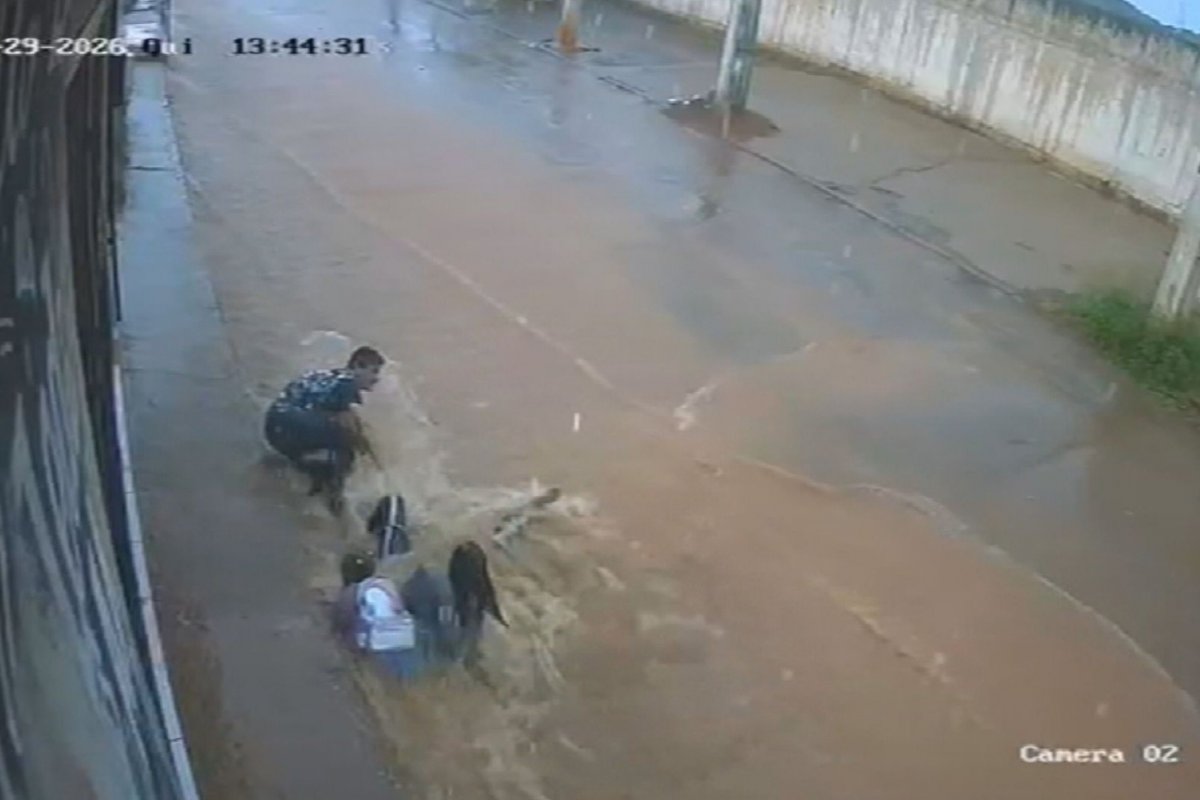 Vídeo: tia e sobrinha são arrastadas por enxurrada após forte chuva em Goiás