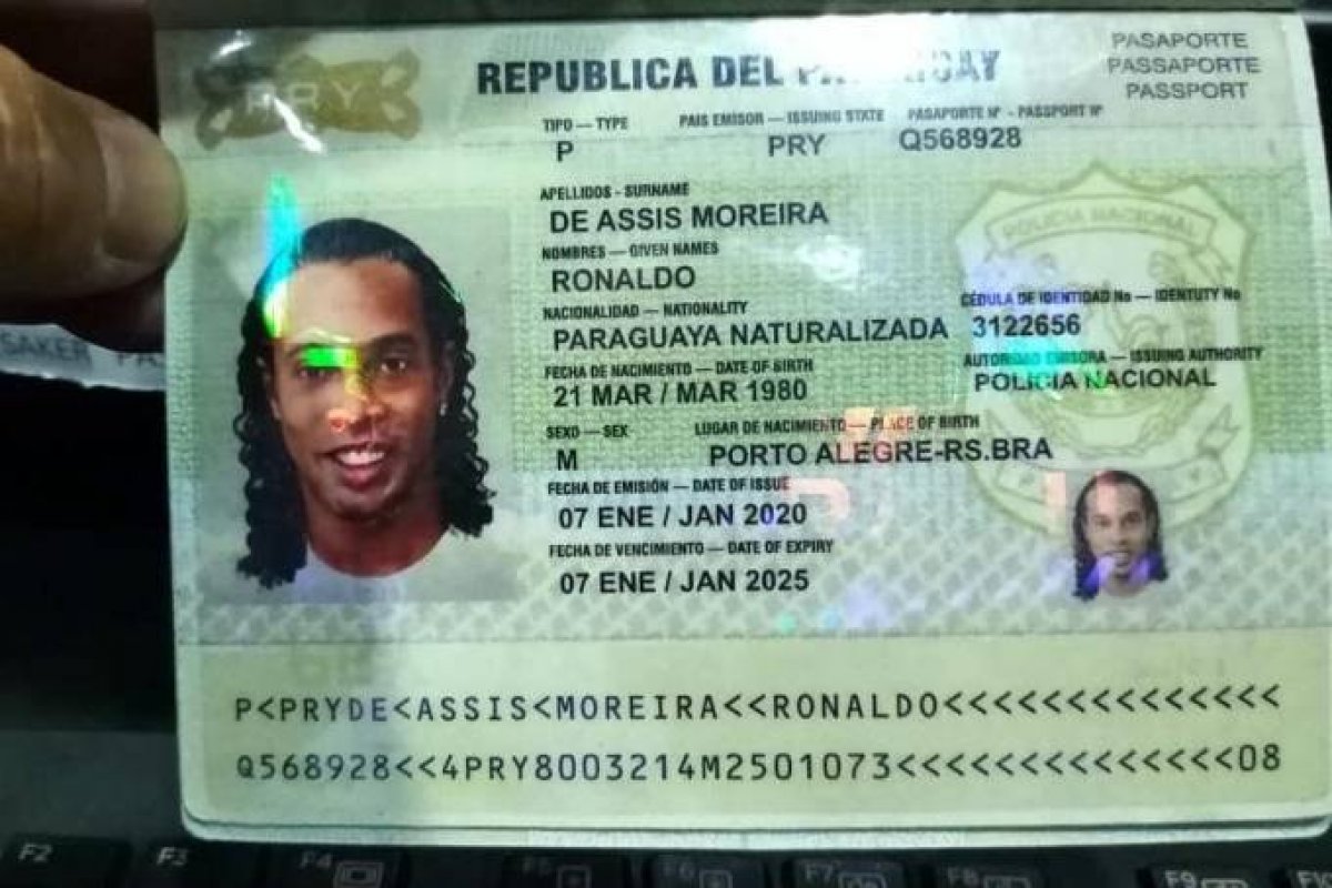 Ronaldinho é detido no Paraguai por utilização de documento falso