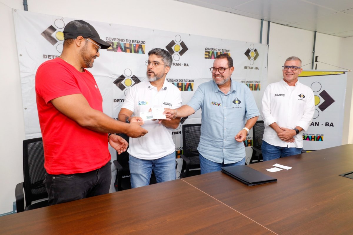 Nova CNH: Bahia emite primeira carteira com sistema integrado no estado