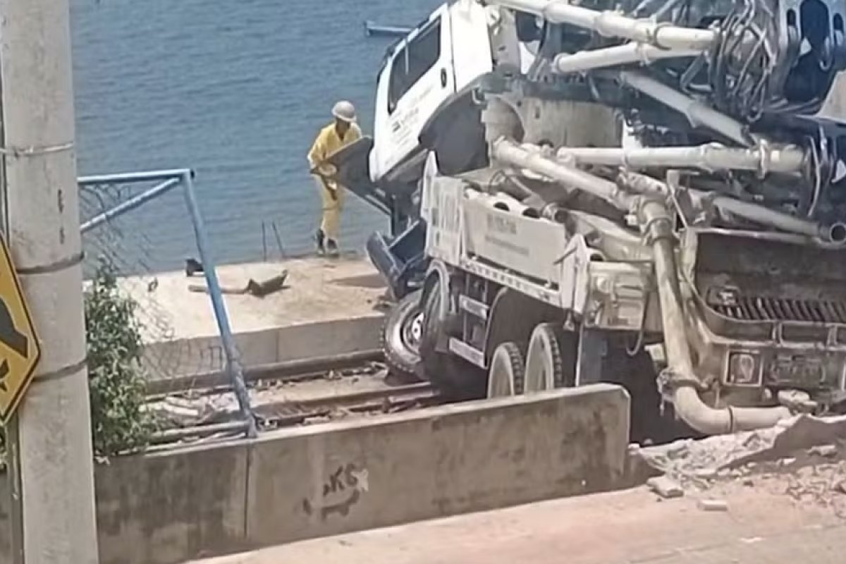 Caminhão perde direção e atravessa obra dos trilhos do VLT em Salvador