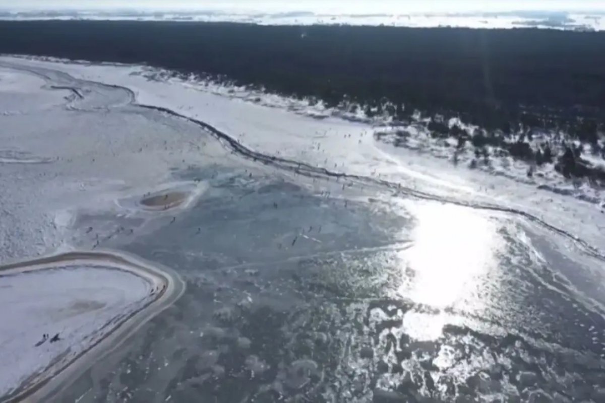 Vídeo: poloneses patinam e caminham sobre mar congelado em meio à onda de frio