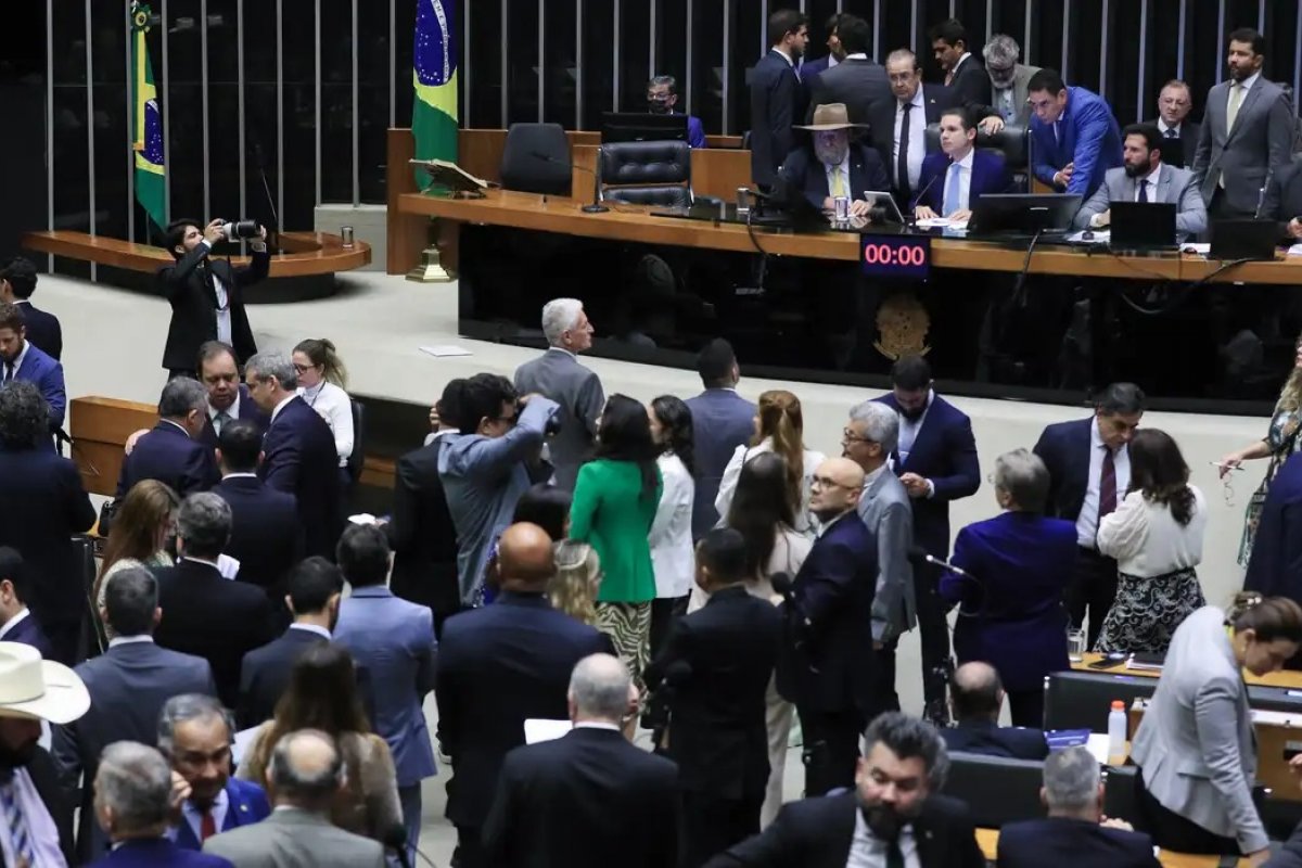 Servidores da câmara e senado têm reajuste aprovado na Câmara