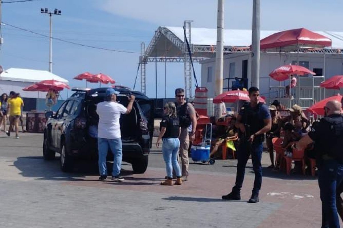 Dois homens são presos por extorsão no Farol da Barra, em Salvador
