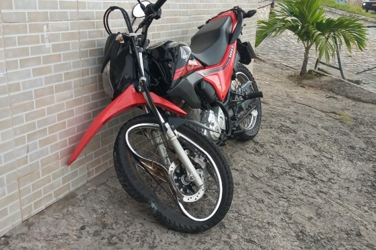 Homem morre após bater motocicleta em poste na Avenida Aliomar Baleeiro, em Salvador