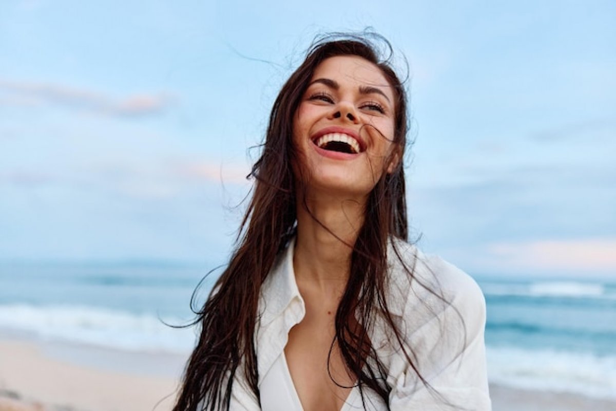 Dentista orienta sobre os cuidados essenciais para driblar os vilões do sorriso no Verão!