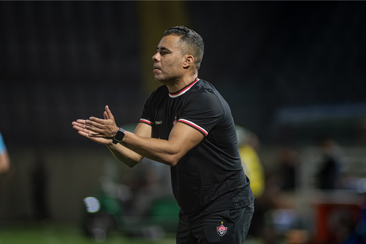 Após derrota por goleada, Jair Ventura aponta falta de imposição e já projeta reação do Vitória contra o Flamengo