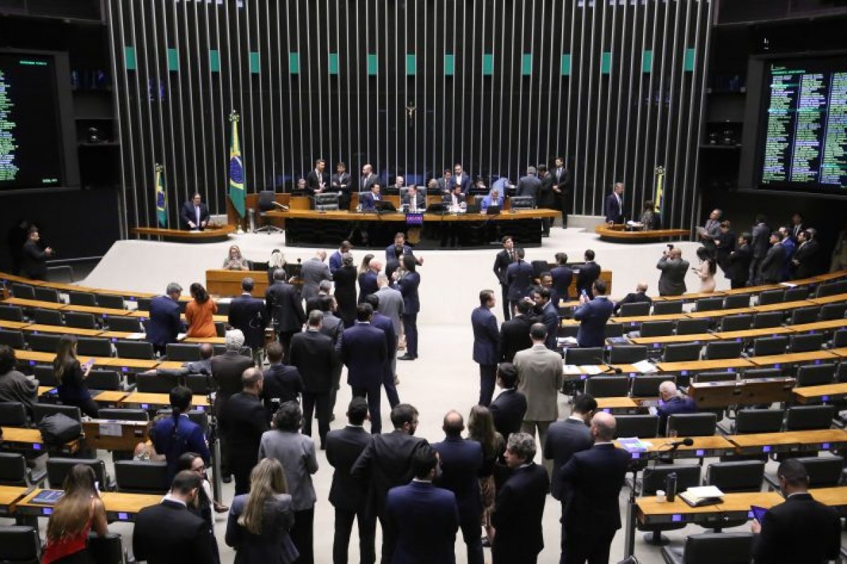 Líderes de esquerda impedem aumento de número de servidores beneficiados com remuneração acima do teto 