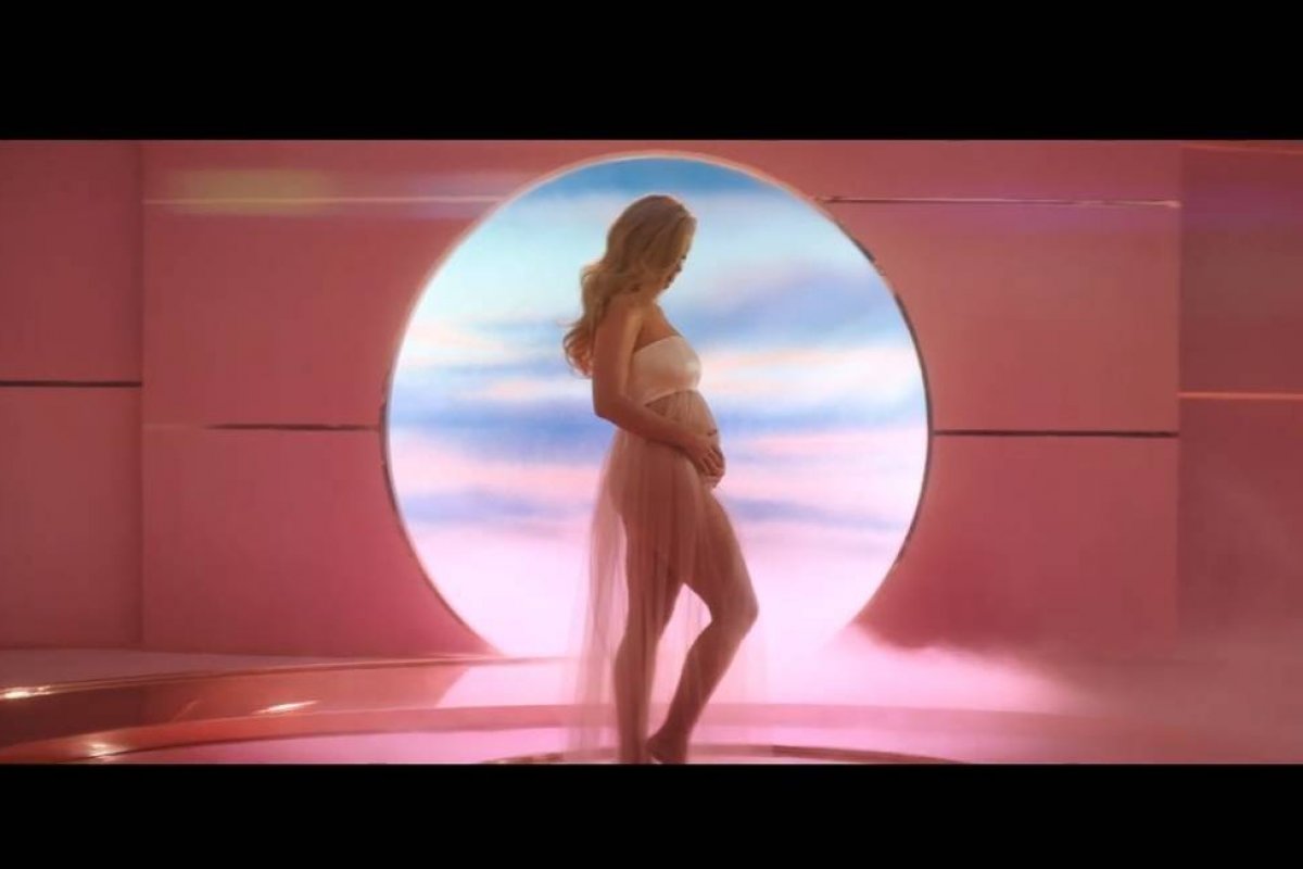 Katy Perry revela gravidez em cena de clipe de 'Never Worn White'