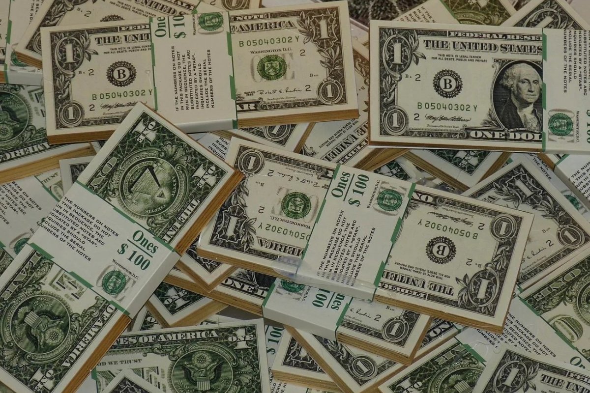  Dólar fecha estável e Bolsa avança com entrevista de Lula e dados dos EUA no radar