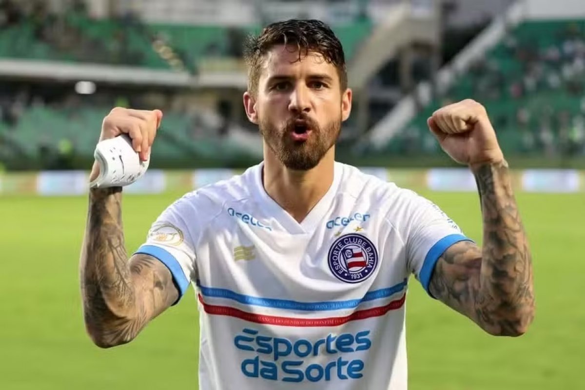 Bahia surpreende e anuncia retorno do atacante Everaldo