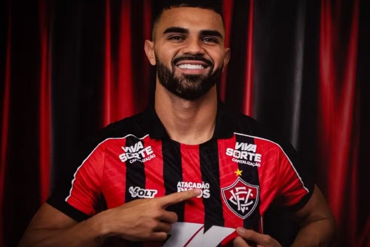 Vitória anuncia contratação do atacante Lucas SIlva 