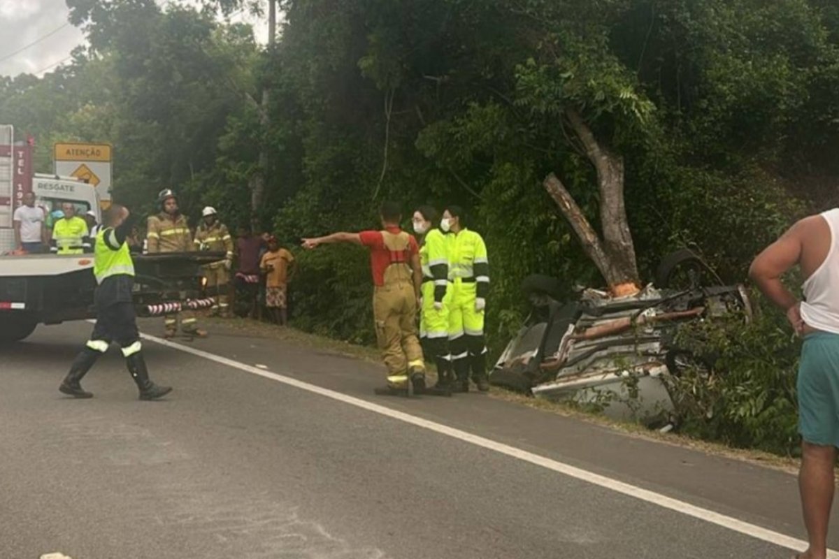Quatro pessoas morrem e outra fica gravemente ferida após carro capotar e bater em árvore na Bahia 