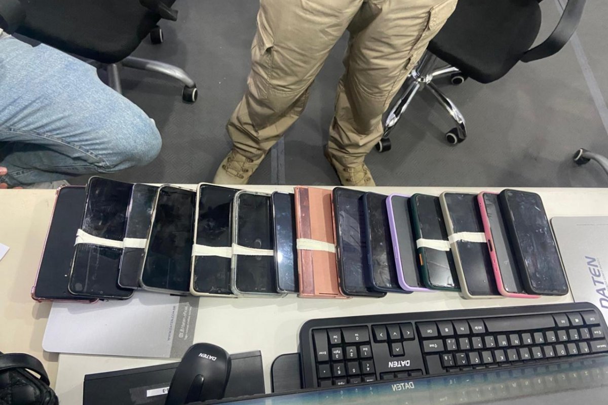 Mulher é presa pela PM com 15 celulares durante Furdunço em Salvador 