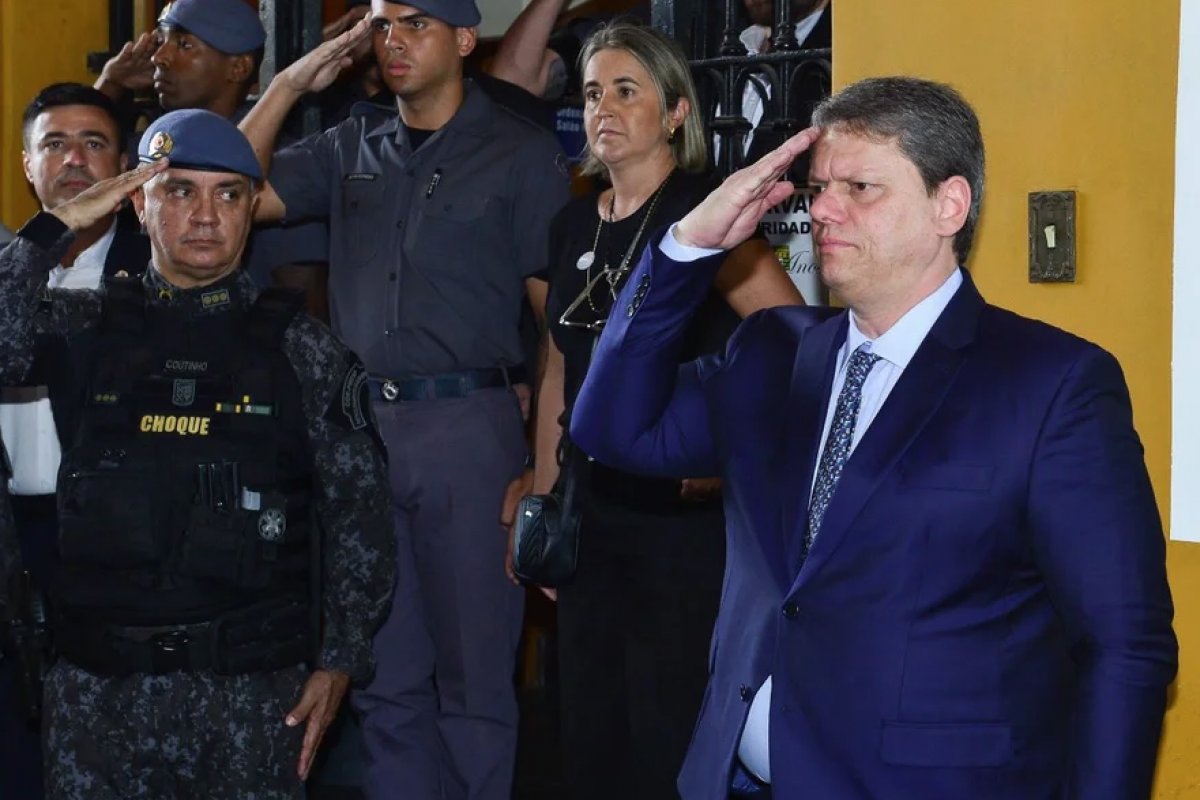 'Bancada da bala' afirma que Tarcísio de Freitas descumpriu promessas e traiu as corporações