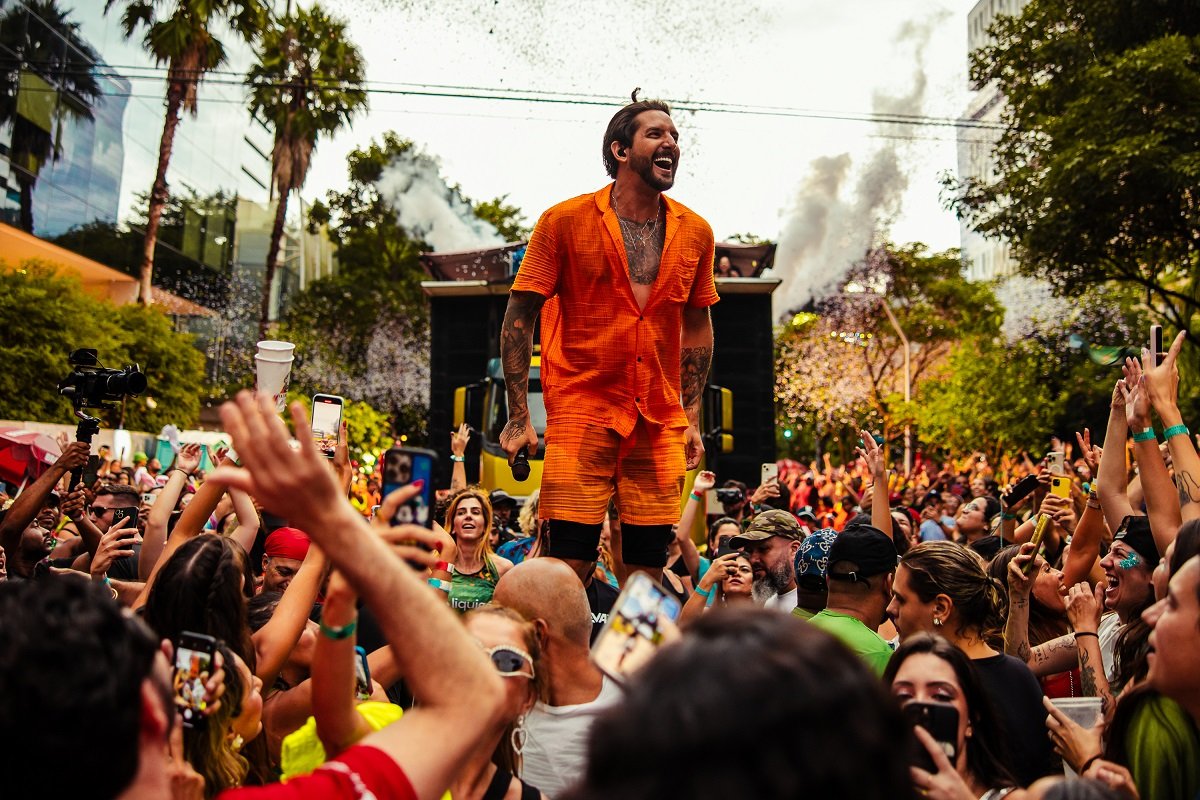 Banda Eva dá o pontapé inicial na agenda carnavalesca em Salvador! 
