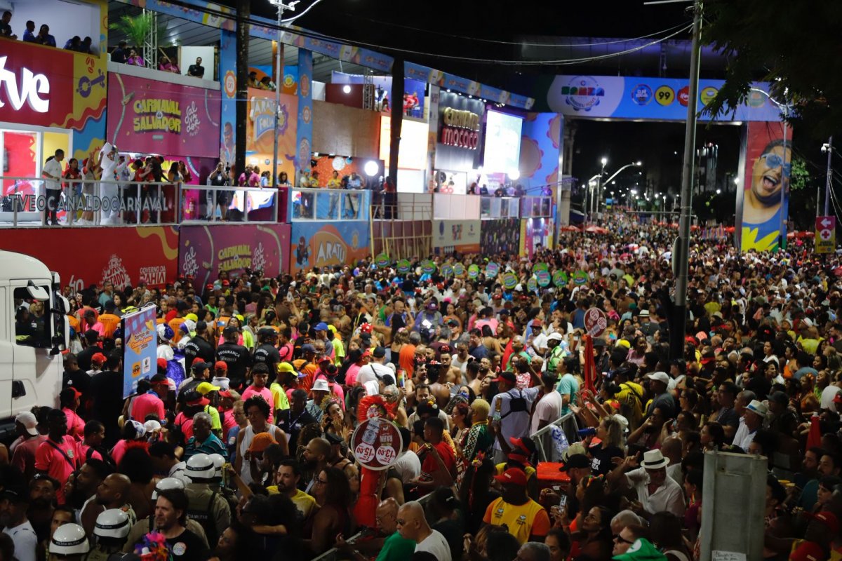 Ao som do samba, Salvador dá início ao maior Carnaval de rua do mundo