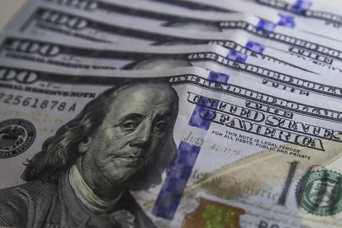 Dólar fecha em alta com dados econômicos e aversão global ao risco; Bolsa cai