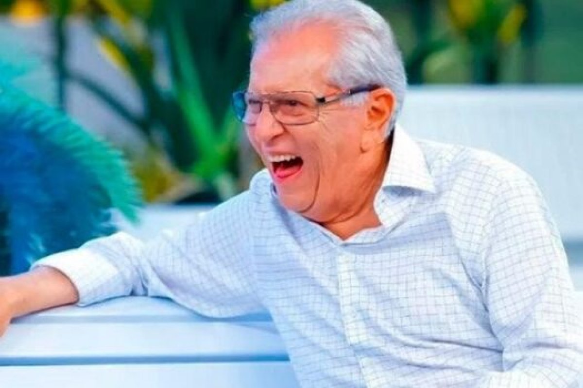 Aos 89 anos, Carlos Alberto de Nóbrega renova contrato com o SBT!