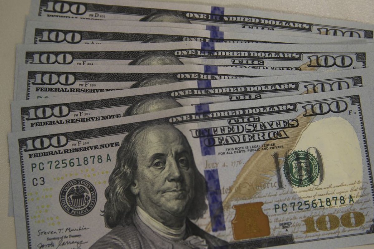 Dólar atinge os R$ 5,22 e Bolsa cai; investidores evitam risco durante Carnaval