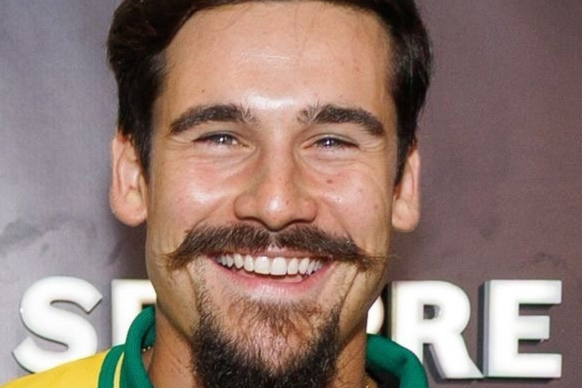 Em uma verdadeira maratona de gravações, Nicolas Prattes tira um tempinho para prestigiar o Carnaval de São Paulo!