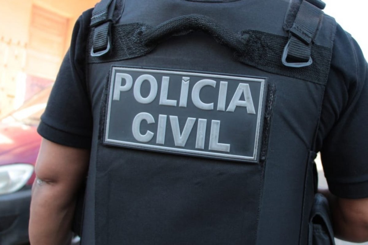 Mulher é conduzida à delegacia após ferir companheiro com garrafada no Centro de Salvador