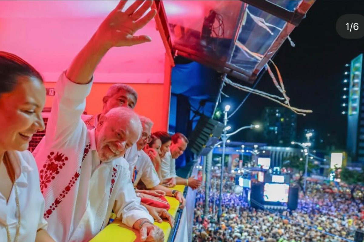 Lula desembarca no Rio de Janeiro após curtir Carnaval na Bahia