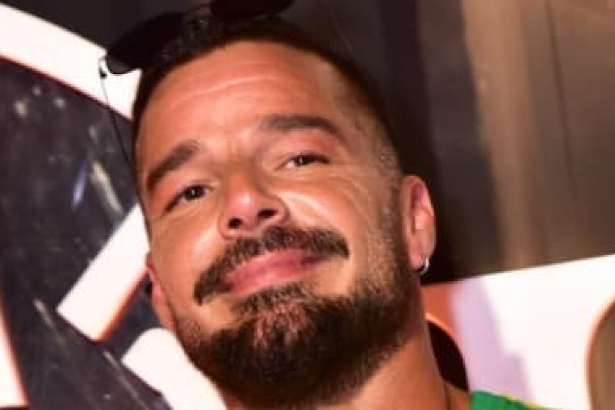 Quase 30 anos depois de sua última passagem pelo Carnaval do Rio, Ricky Martin curte primeiro dia na Sapucaí!