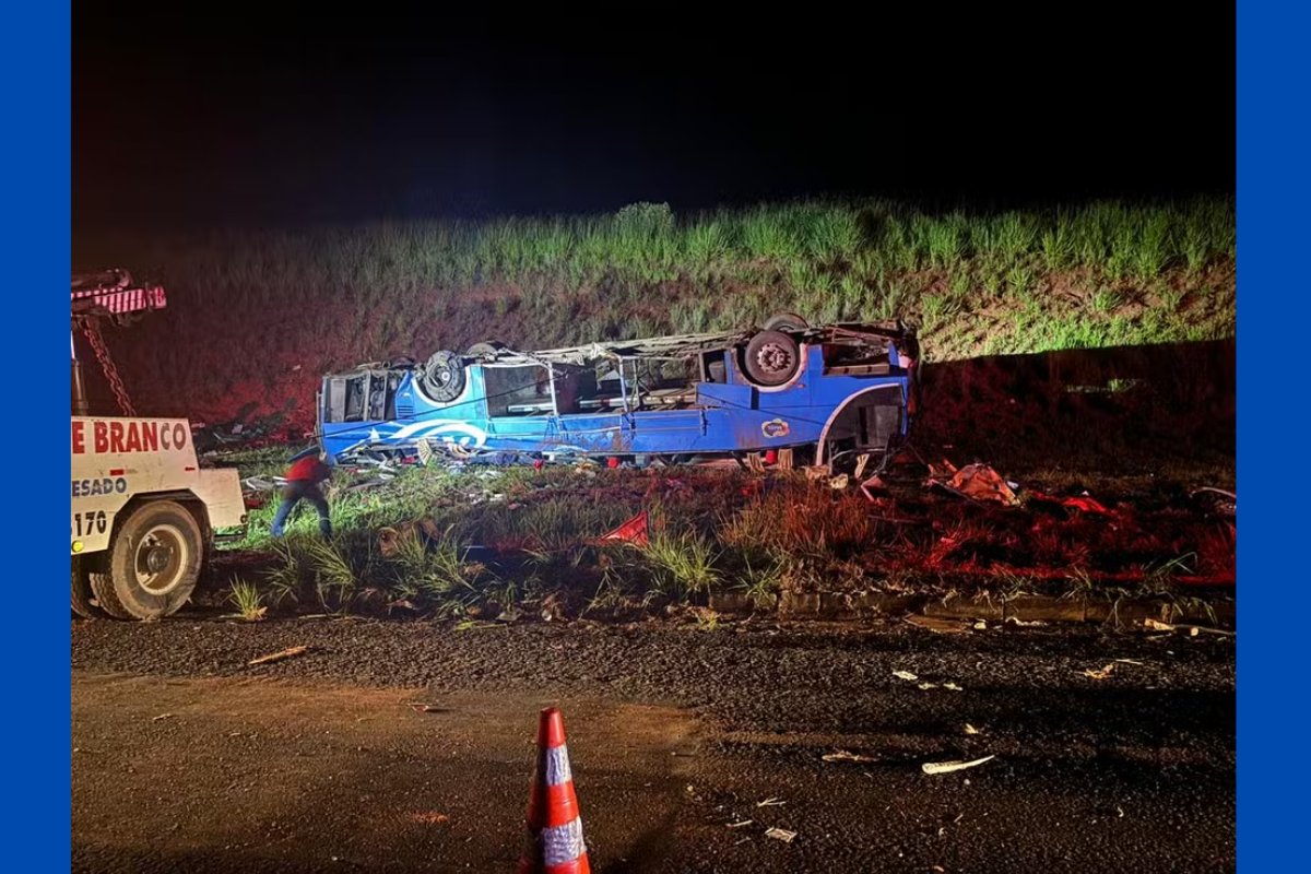 Ônibus com trabalhadores rurais tomba e deixa 6 mortos em rodovia no interior de São Paulo