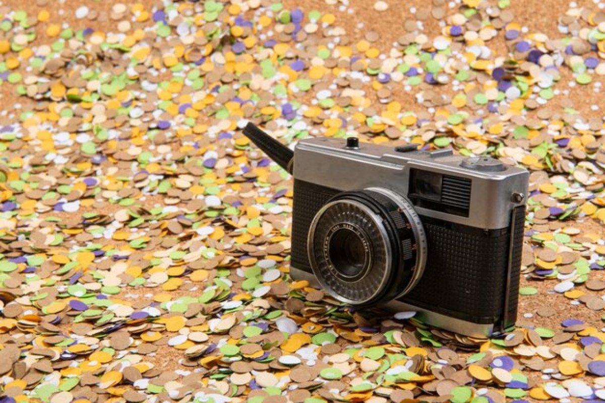 Foliões aderem a câmera fotográfica e deixam celular em casa por medo de furto no Carnaval