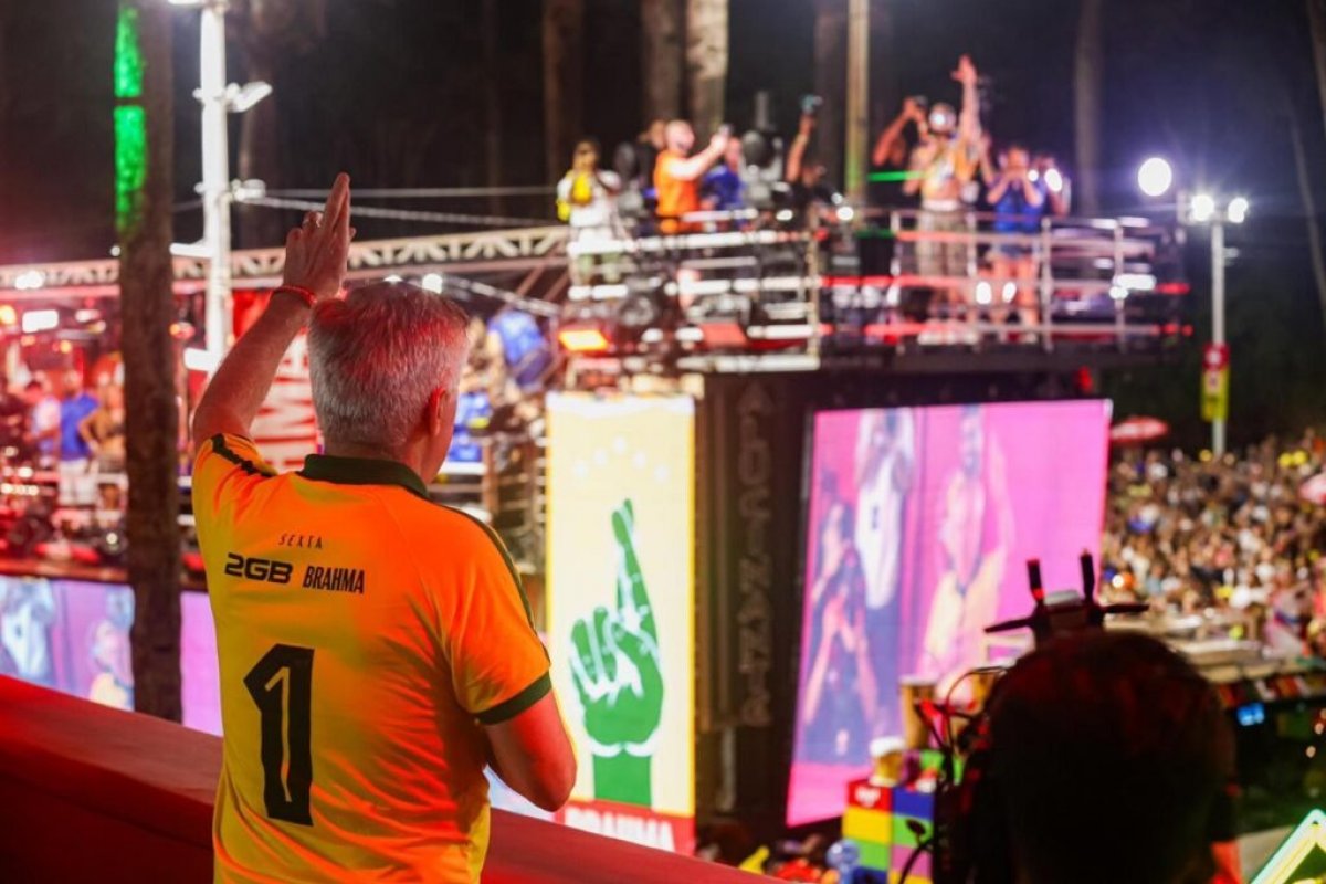 Ancelotti elogia Carnaval e diz que Brasil é país onde escolheu viver e trabalhar