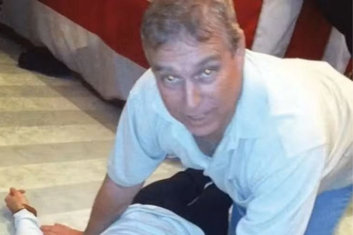 Ex-príncipe Andrew deixa delegacia após 11 horas preso por suspeita de má conduta